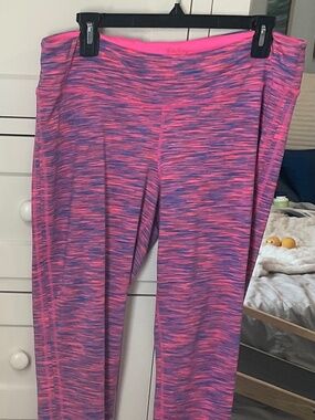GUC XL Lilly Pulitzer Leggings Space dye in a vibrant pink and blue pattern